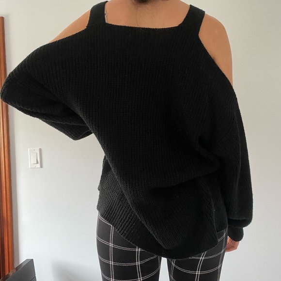 Black knit cut out top from cotton candy LA - Picture 2 of 2